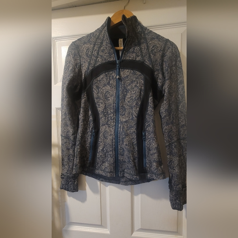 Lululemon jacket - size medium (8)